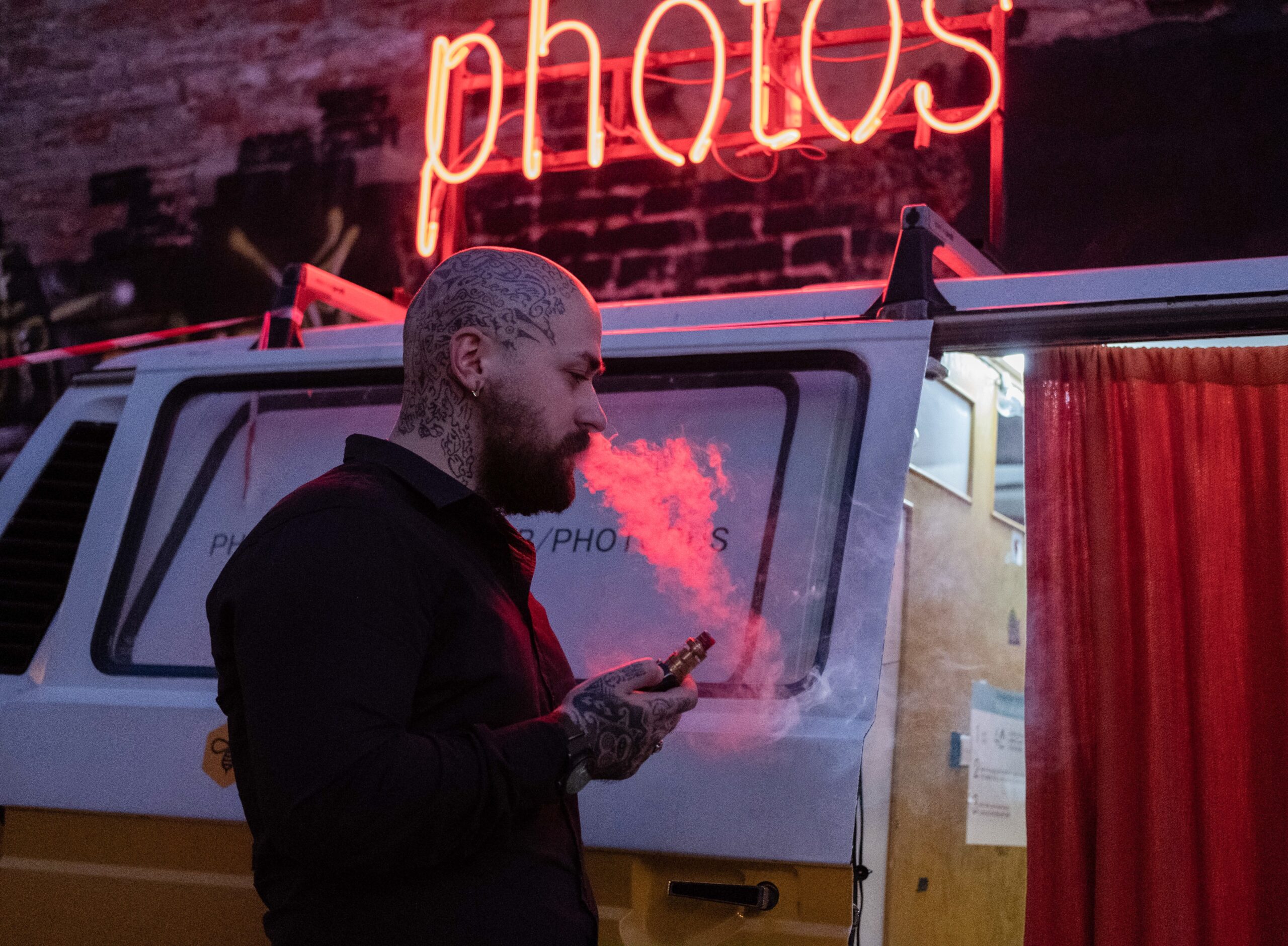 Kvit smøgerne med en smart e-cigaret